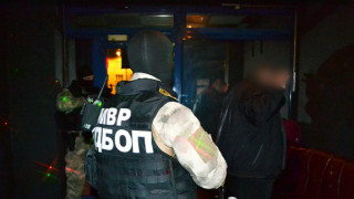 Закопчаха сводници, пускали в нета обяви за сексуални услуги