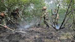 Военните гасят пожар в Хасковско