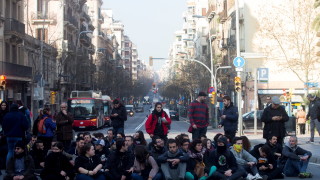 Обща стачка парализира пътища в Каталуния съобщава El Pais Причината