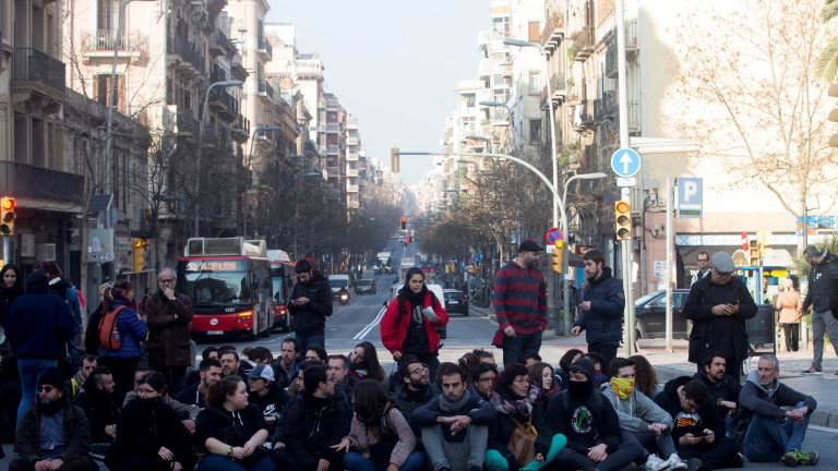 Обща стачка парализира пътища в Каталуния, съобщава El Pais. Причината