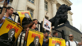 Стотици протестъри заплашително попитаха „Кой" под прозореца на Цацаров