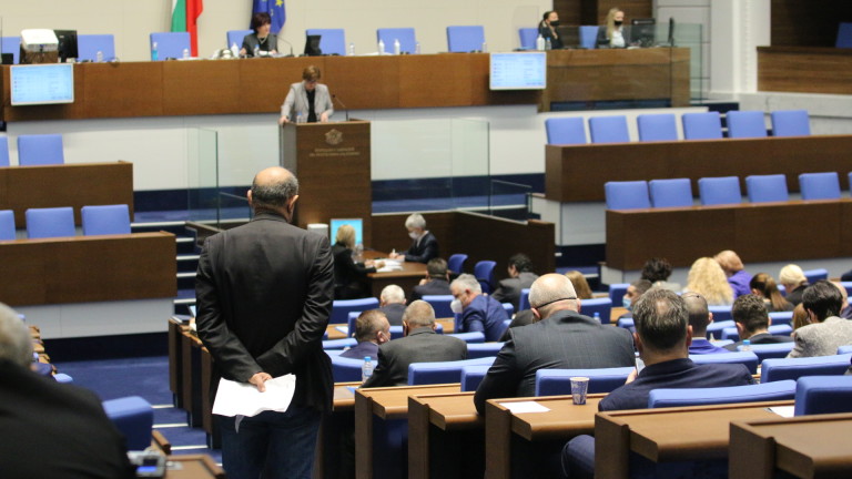 Депутатите поспориха по промените в Закона за конкуренцията. Крум Зарков