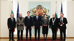 Радев удостои с висши държавни отличия изявени български творци