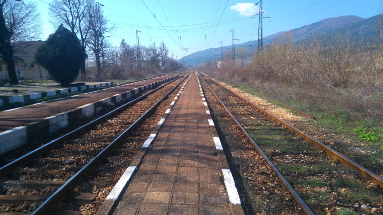 БДЖ няма локомотиви, спира линии за лятото