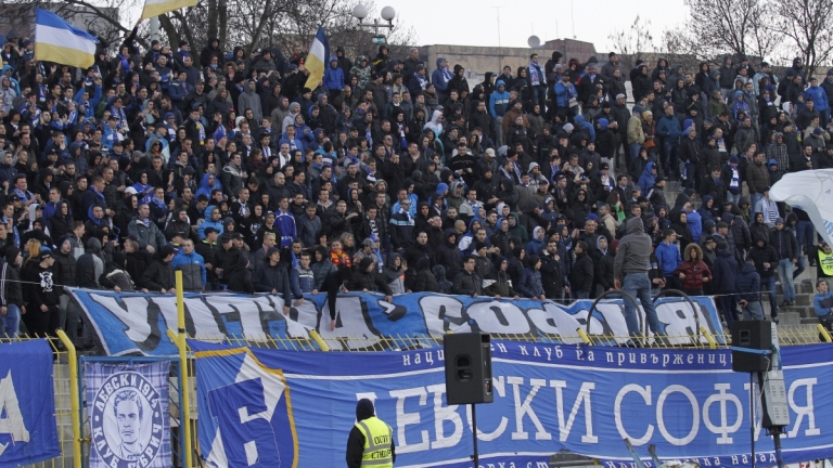 Фенове на Левски сезират ФИФА и УЕФА заради Първа лига