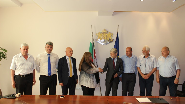 Министърът на околната среда и водите Нено Димов подписа договор