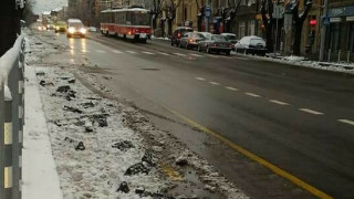 При почистване на снега по бул Дондуков в участъка между