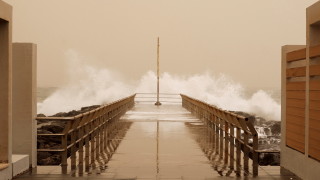 Три лодки пътуващи от Сенегал към Канарските острови в Испания