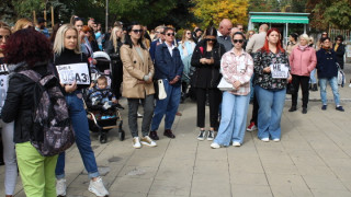 Жители на Благоевград се събраха тази сутрин пред съдебната палата