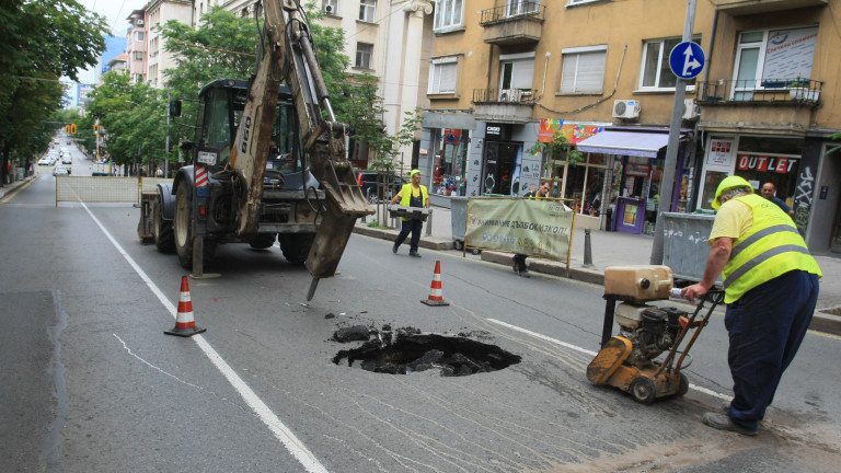 3-метрова дупка зейна в столичния квартал Редута, съобщава Нова телевизия.