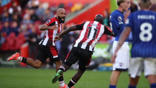 Нападателят на Брентфорд Брайън Мбемо е в списъка с