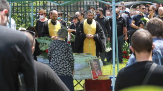 Стотици приятели спортисти близки и роднини се сбогуваха с бореца