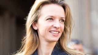 Председателят и главен изпълнителен директор на LVMH Бернар Арно държи