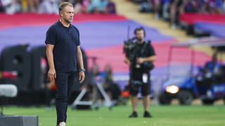 Старши треньорът на Барселона Ханзи Флик посъветва футболистите си да