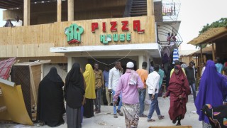 Терористи избиха най-малко 18 души в ресторант в Сомалия