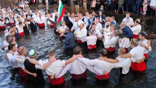 Напук на пандемията и на въведените ограничения мъже от градове