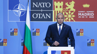 Румен Радев захапа Петков за паралелния път на решенията му