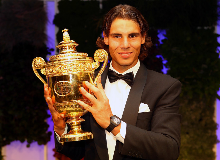 Рафаел Надал през 2010 г. с титлата от Wimbledon