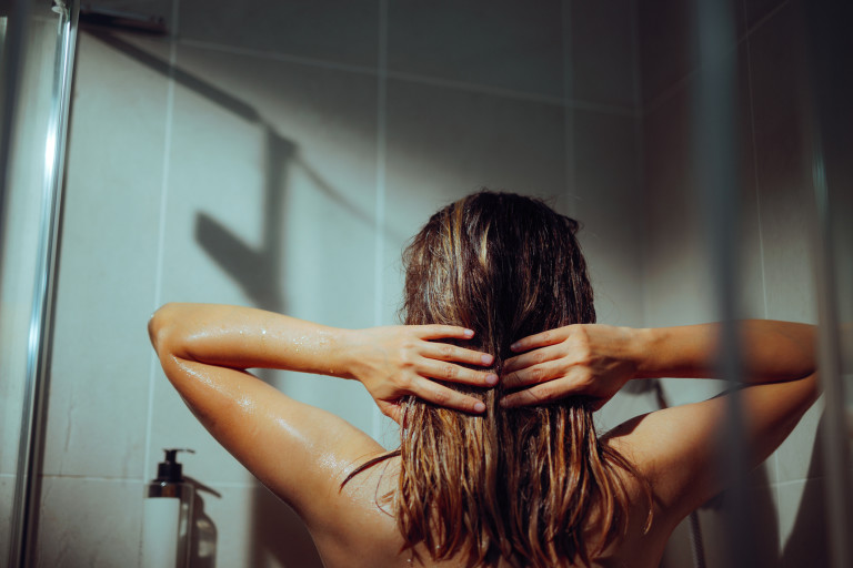 Миенето е съществена част от грижата за косата