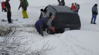 Джип заседна в снежна пряспа на Витоша съобщава БГНЕС За