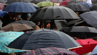 Проливен дъжд удари португалската столица Лисабон наводнявайки тунели и помитайки