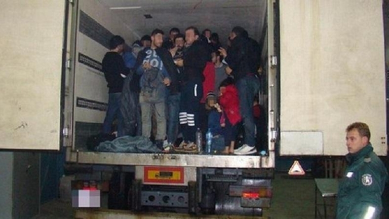 В Румъния откриха 91 мигранти в камион