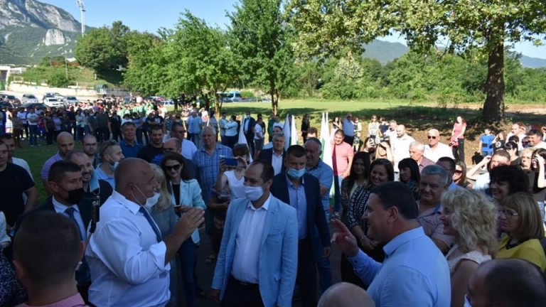 Областният на Враца брани страната от овехтели и недоносени политици
