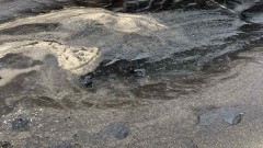 Петно от мазут се появи на плаж във Варна