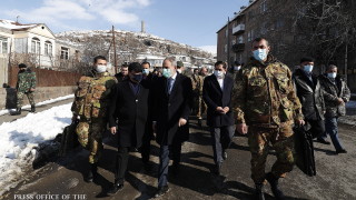 "Предател", скандират хиляди в Армения срещу премиера