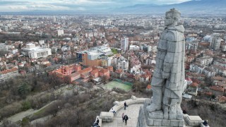Паметникът Альоша осъмна днес надраскан с червени надписи убийци и