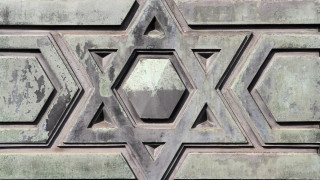Неизвестни подпалиха и оскверниха еврейско гробище във Виена