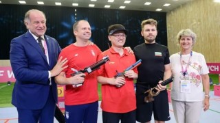 Президентът на Международната федерация по спортна стрелба Лучано Роси Италия