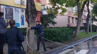 Протестиращи се вързаха с верига и блокираха улицата пред полицията