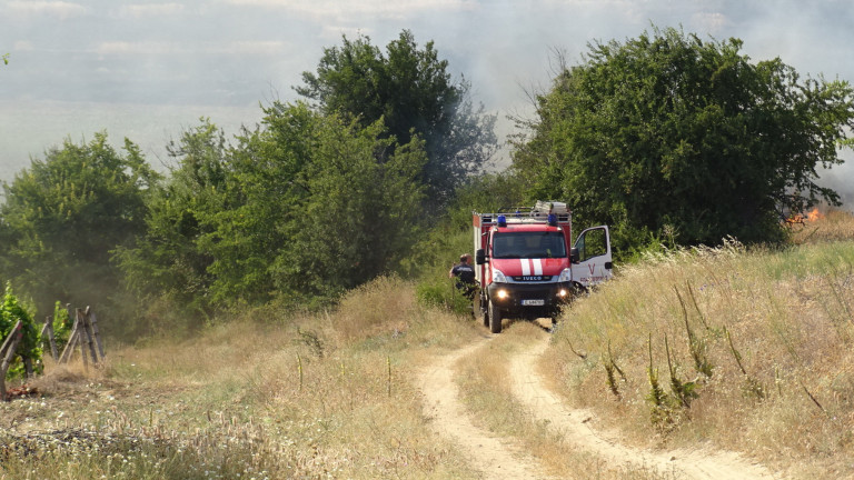Гасят пожар в близост до 60-и км на "Тракия"
