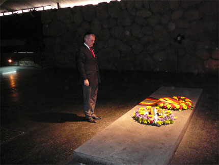 Румен Петков посети Мемориала на Холокоста в Израел