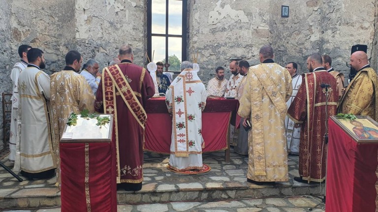 Отслужиха литургия в потопената черква в язовир "Жребчево"