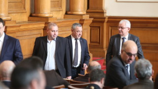 Какво се случва в малката коалиция Този въпрос все повече