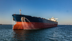 Руски кораб спаси екипажа на потъващ танкер край Йемен