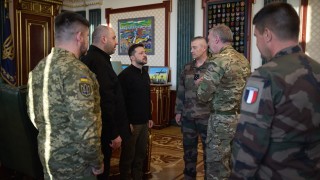 Зеленски обсъди разполагането на миротворци с френски и британски генерали