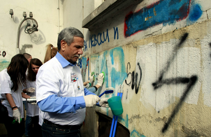 Посланикът на Израел чисти свастики в София и благодари за спрения Луковмарш