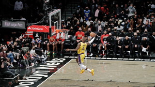 Звездата на Лос Анджелис Лейкърс ЛеБрон Джеймс поведе отбора за