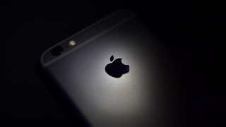 Съдят Apple за един трилион долара