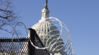 Двама служители от полицията на Капитолия които са пострадали по