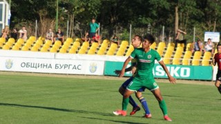 Още двама нови футболисти подсилиха бургаския Нефотохимик Към тима се