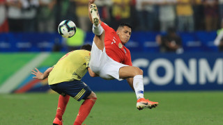 Чилийският национал Алексис Санчес бе заснет на летището в Милано