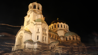 Катедралният храм Св Александър Невски от месеци е потънал в