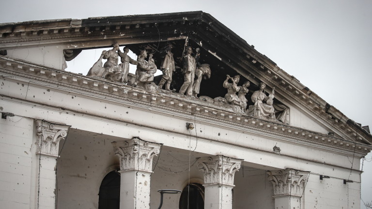 В Мариупол събарят сградата на драматичния театър, която беше разрушена