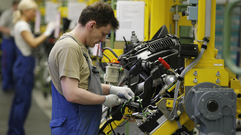 Доставчик на BMW и Daimler отвори завод за 29 милиона евро в Сърбия и търси 4000 работници