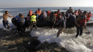 Стотици бежанци бяха спасени от гръцката брегова охрана и граничната