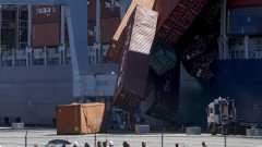60 контейнера паднаха от товарен кораб на пристанище в Калифорния